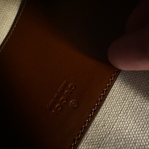 Gucci crossbody! Like new, the box isn’t in the best shape as it endure a flight - Picture 10 of 11
